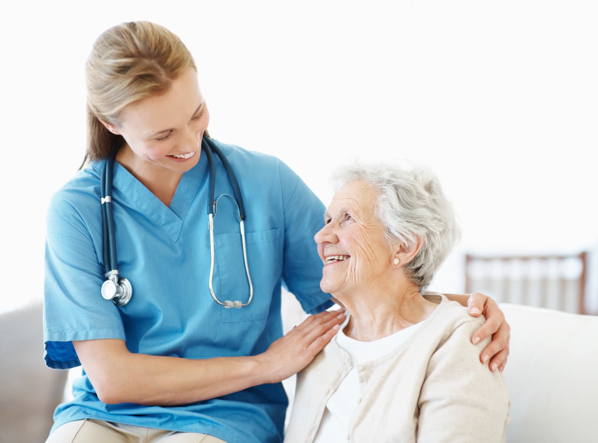 Pflegekraft im persönlichen Gespräch mit einer Seniorin